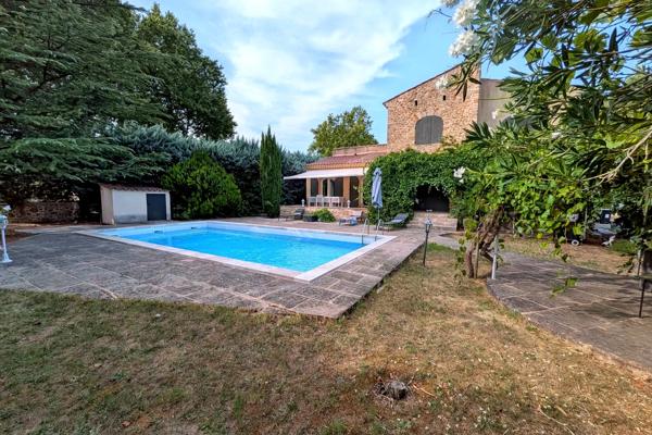 TRESQUES – Maison meublée de 173 m² avec piscine sous abri, jardin et dépendances