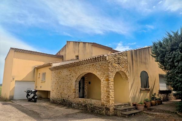 TRESQUES – Maison meublée de 173 m² avec piscine sous abri, jardin et dépendances