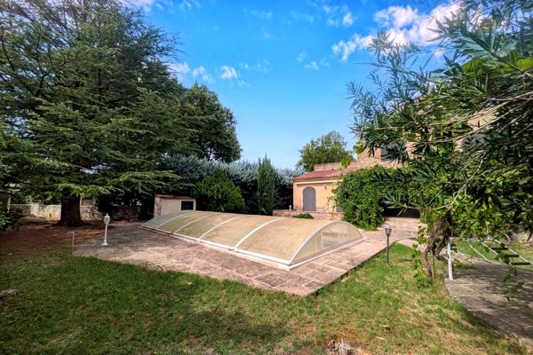 TRESQUES – Maison meublée de 173 m² avec piscine sous abri, jardin et dépendances