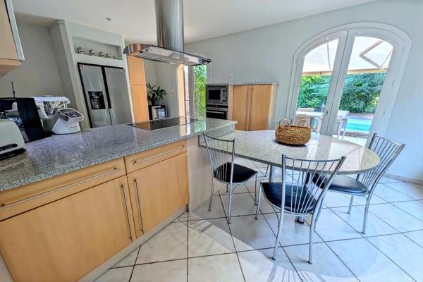 TRESQUES – Maison meublée de 173 m² avec piscine sous abri, jardin et dépendances