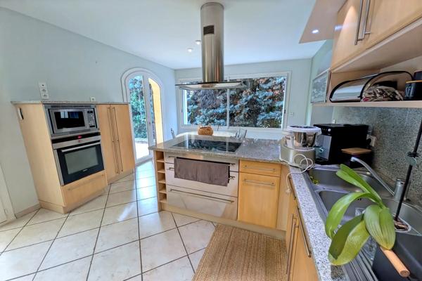 TRESQUES – Maison meublée de 173 m² avec piscine sous abri, jardin et dépendances