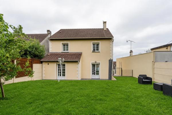 Maison
         5 pièces
        - 148 m² Exclusivité 579 000 € *