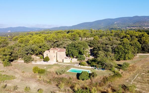 Maison à vendre    2 pièces • 247 m2 Cucuron