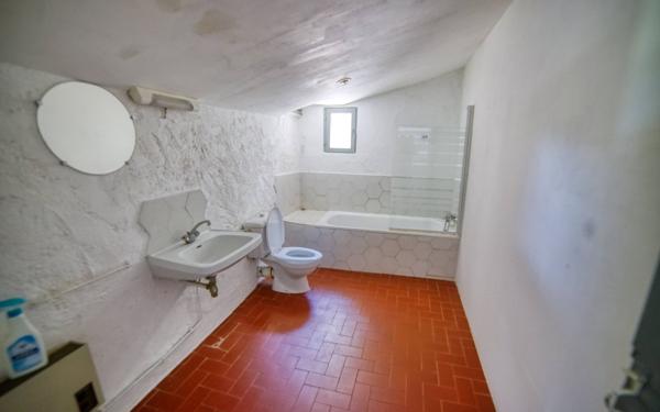 Maison à vendre    2 pièces • 247 m2 Cucuron