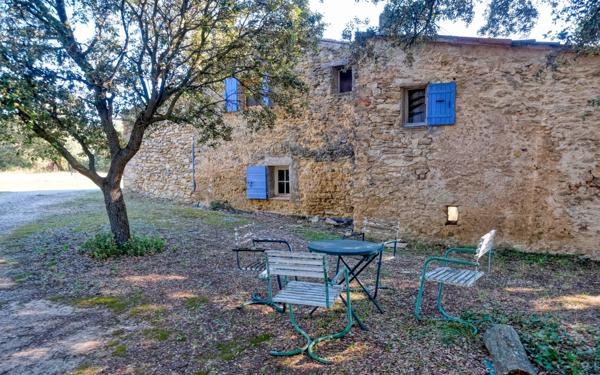 Maison à vendre    2 pièces • 247 m2 Cucuron