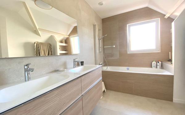 Maison à vendre    8 pièces •  Mézières-sur-Seine