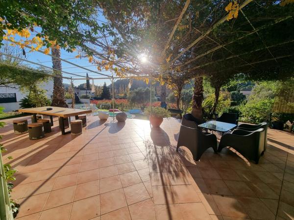 - Villa Familiale 136m² avec Piscine au Castellet - Cadre de Rêve sur 1496m²