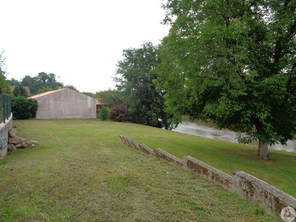 Petite maison sur un terrain en bord de Dordogne