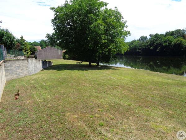 Petite maison sur un terrain en bord de Dordogne