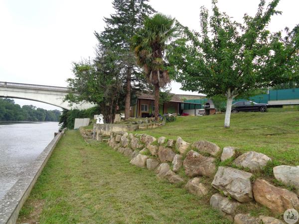 Petite maison sur un terrain en bord de Dordogne