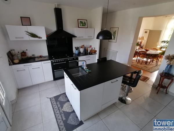 Propriete
                                                                                                                                                                                                                                                                                                                        10 pièce(s)                                                                                                                                                                                                          4 chambre(s)                                                                                                                                                                                                          378  m²