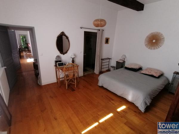 Propriete
                                                                                                                                                                                                                                                                                                                        10 pièce(s)                                                                                                                                                                                                          4 chambre(s)                                                                                                                                                                                                          378  m²