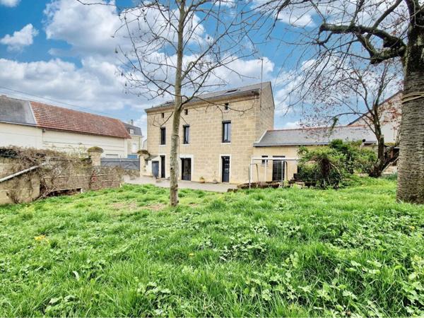 Belle maison familiale en pierres, coeur de Doué-la-Fontaine