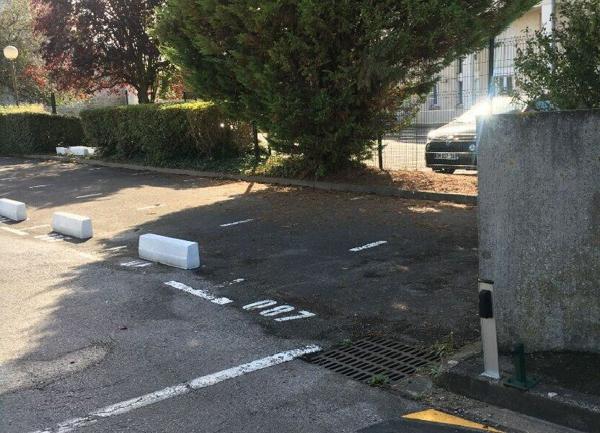 Stationnement à louer    Compiègne