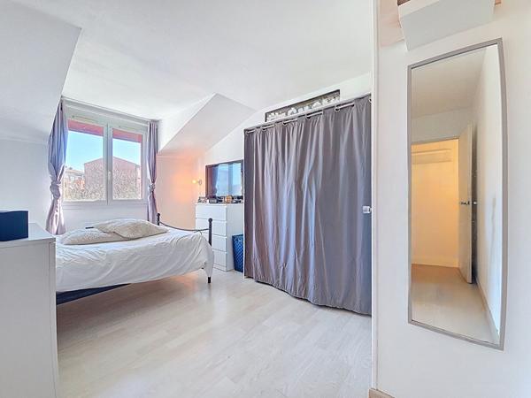 Castanet-Tolosan - Proche commodités - T4 Duplex à vendre en Dernier Étage - Terrasse 44 m² Plein Sud + Garage + cellier + parking