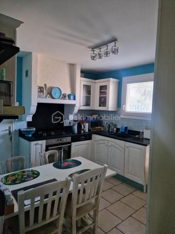 À deux pas de tout ! Cette maison de 115 m² vous séduira par son emplacement exceptionnel : commerces, transports en commun, pharmacie, médecins et collège accessibles à pied, ainsi qu'un centre commercial à proximité immédiate.

Vos futurs volumes de vie :
Le rez-de-chaussée s'articule autour d'un généreux salon-salle à manger baigné de lumière (orientation Est), à personnaliser selon vos goûts (rafraîchissement à prévoir – maison des années 1970 avec beaucoup de cachet).

À l'étage, entièrement rénové et remis au goût du jour, vous trouverez :

3 chambres spacieuses
1 dressing
1 bureau, pouvant aisément se transformer en 4ème chambre
2 WC séparés
1 salle d'eau

Confort et extérieurs :

Piscine 8x4 m pour profiter des beaux jours
2 portails d'accès indépendants
2 places de parking intérieures + garage avec mezzanine
Volets roulants et double vitrage sur l'ensemble de la maison

Idéal pour : une famille recherchant l'équilibre parfait entre calme résidentiel et proximité immédiate de toutes les commodités, sans dépendre de la voiture au quotidien.

📍 L'Union (31240)
📐 115 m² habitables
🛏️ 3 à 4 chambres (bureau modulable)
🏊 Piscine 8x4

Coup de cœur assuré pour les amateurs de belles surfaces à fort potentiel !