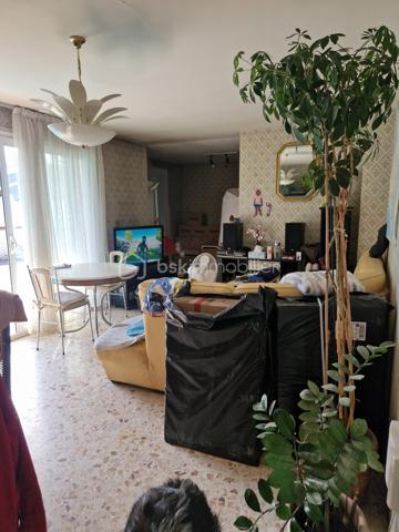 À deux pas de tout ! Cette maison de 115 m² vous séduira par son emplacement exceptionnel : commerces, transports en commun, pharmacie, médecins et collège accessibles à pied, ainsi qu'un centre commercial à proximité immédiate.

Vos futurs volumes de vie :
Le rez-de-chaussée s'articule autour d'un généreux salon-salle à manger baigné de lumière (orientation Est), à personnaliser selon vos goûts (rafraîchissement à prévoir – maison des années 1970 avec beaucoup de cachet).

À l'étage, entièrement rénové et remis au goût du jour, vous trouverez :

3 chambres spacieuses
1 dressing
1 bureau, pouvant aisément se transformer en 4ème chambre
2 WC séparés
1 salle d'eau

Confort et extérieurs :

Piscine 8x4 m pour profiter des beaux jours
2 portails d'accès indépendants
2 places de parking intérieures + garage avec mezzanine
Volets roulants et double vitrage sur l'ensemble de la maison

Idéal pour : une famille recherchant l'équilibre parfait entre calme résidentiel et proximité immédiate de toutes les commodités, sans dépendre de la voiture au quotidien.

📍 L'Union (31240)
📐 115 m² habitables
🛏️ 3 à 4 chambres (bureau modulable)
🏊 Piscine 8x4

Coup de cœur assuré pour les amateurs de belles surfaces à fort potentiel !