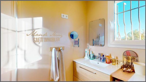 Villa parfaitement entretenue - 3 chambres dont une suite parentale de plain-pied - piscine - terrasse couverte - garage et abri voiture - terrain de 1650 m2 - au calme et sans vis-à-vis