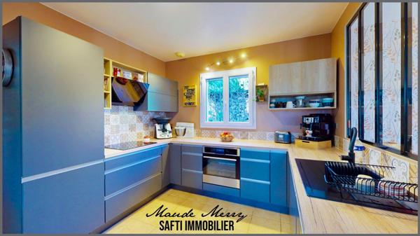 Villa parfaitement entretenue - 3 chambres dont une suite parentale de plain-pied - piscine - terrasse couverte - garage et abri voiture - terrain de 1650 m2 - au calme et sans vis-à-vis