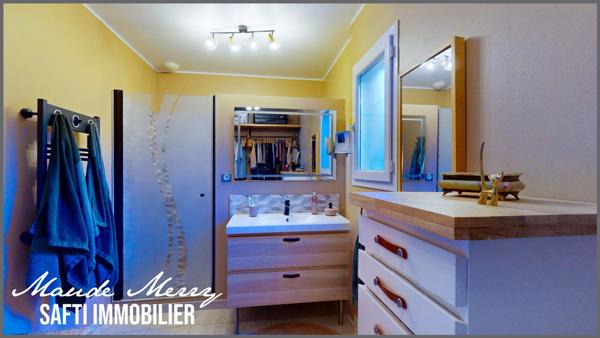 Villa parfaitement entretenue - 3 chambres dont une suite parentale de plain-pied - piscine - terrasse couverte - garage et abri voiture - terrain de 1650 m2 - au calme et sans vis-à-vis