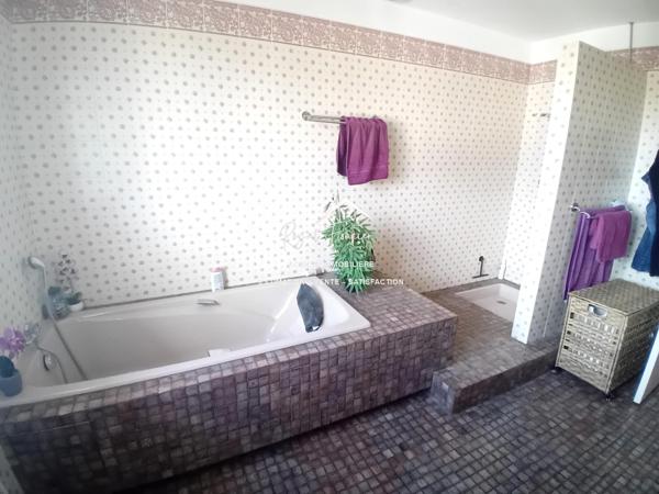 Secteur TARGE ! Vue sur le jardin avec sa piscine et sa terrasse