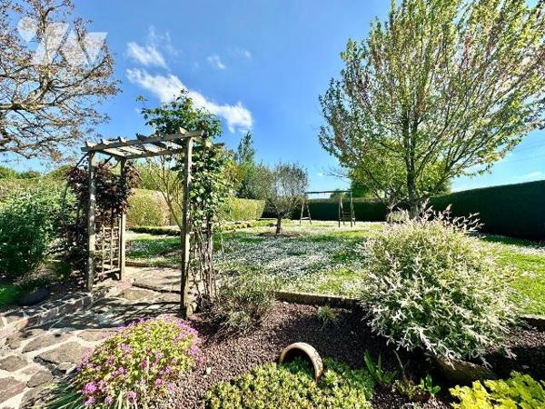 EXCLUSIVITE TRENTE CINQ NOTAIRES !! Au c?ur d'un hameau en sortie de Bruz, venez découvrir ce b...