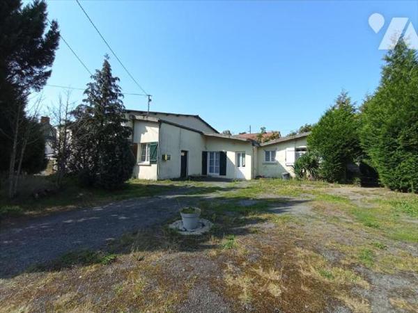 Centre-ville de Condé sur Noireau , à rénover une maison d'habitation de plain pieds d'environ ...