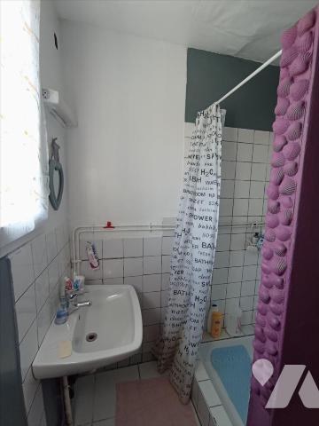 Centre-ville de Condé sur Noireau , à rénover une maison d'habitation de plain pieds d'environ ...