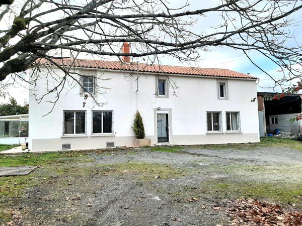 À Vendre – Magnifique Maison en Pierre de 195 m² avec Piscine & Dépendances – Pouillé