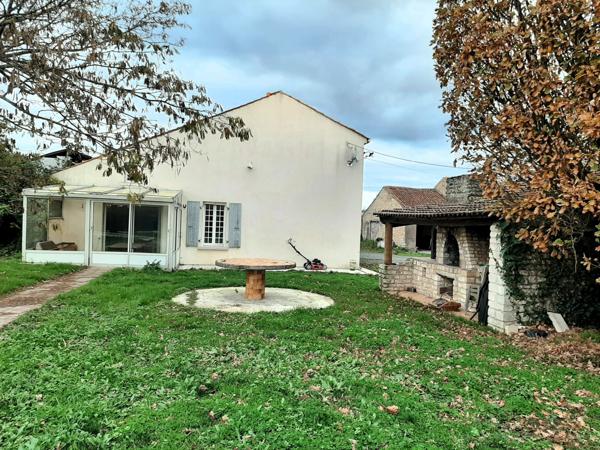 À Vendre – Magnifique Maison en Pierre de 195 m² avec Piscine & Dépendances – Pouillé