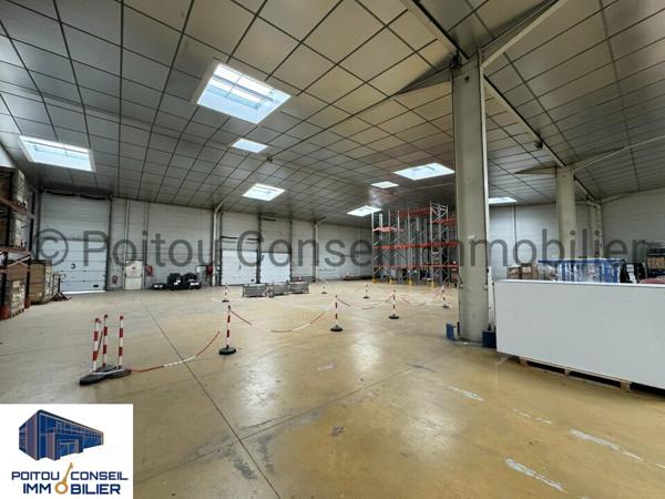 LOCAL D’ACTIVITE D’ENVIRON 1253m2 AVEC 3 QUAIS BELLE HAUTEUR SOUS PLAFOND ET PARKING ZONE MENDES FRANCE CHAURAY NIORT