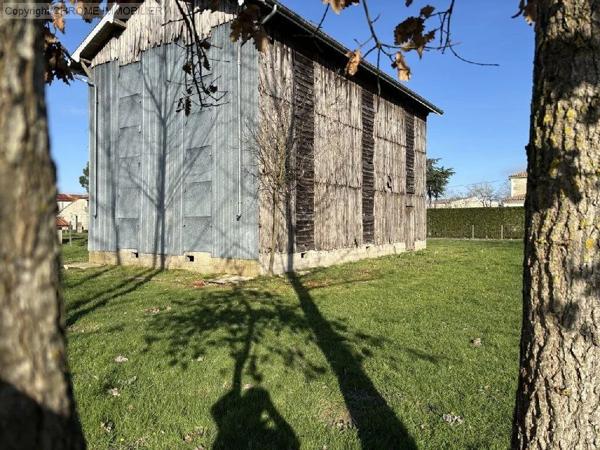 Vente                                                      Local commercial
                        
                                         80 m2                     à Casteljaloux