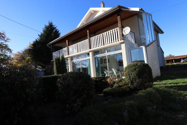 Maison individuelle de 143 m2 habitables, 3 chambres, construite sur un terrain clos de 1500 m2 avec SPA et dépendances.