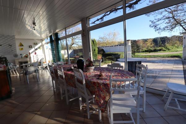 Maison individuelle de 143 m2 habitables, 3 chambres, construite sur un terrain clos de 1500 m2 avec SPA et dépendances.