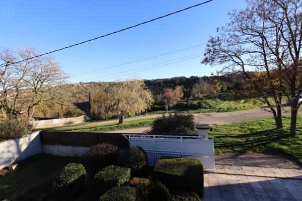 Maison individuelle de 143 m2 habitables, 3 chambres, construite sur un terrain clos de 1500 m2 avec SPA et dépendances.