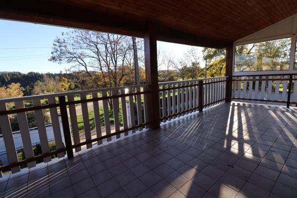 Maison individuelle de 143 m2 habitables, 3 chambres, construite sur un terrain clos de 1500 m2 avec SPA et dépendances.