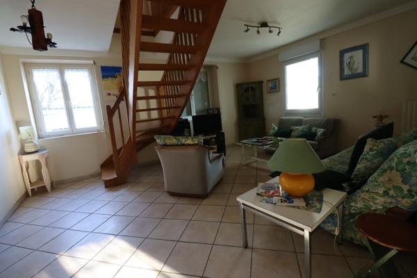 Maison individuelle de 143 m2 habitables, 3 chambres, construite sur un terrain clos de 1500 m2 avec SPA et dépendances.