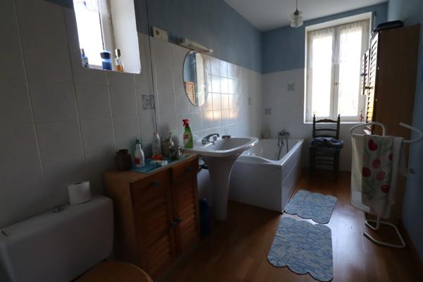 Maison individuelle de 143 m2 habitables, 3 chambres, construite sur un terrain clos de 1500 m2 avec SPA et dépendances.