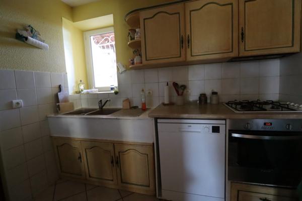 Maison individuelle de 143 m2 habitables, 3 chambres, construite sur un terrain clos de 1500 m2 avec SPA et dépendances.