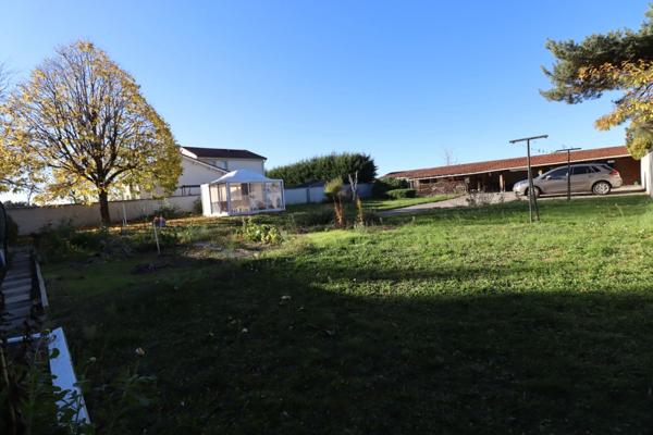 Maison individuelle de 143 m2 habitables, 3 chambres, construite sur un terrain clos de 1500 m2 avec SPA et dépendances.