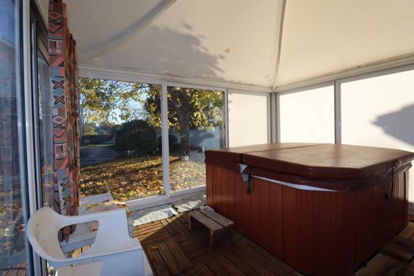 Maison individuelle de 143 m2 habitables, 3 chambres, construite sur un terrain clos de 1500 m2 avec SPA et dépendances.