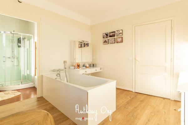 Maison à VIRE NORMANDIE, 14500 - 10 pièces 247m²