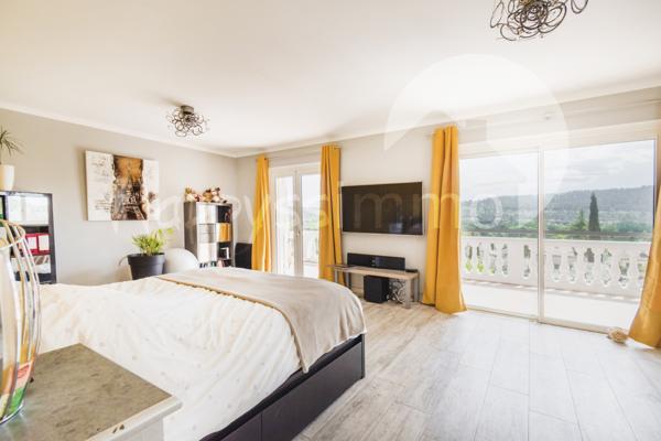 Maison
                                                                                                                                                                                                                                                                                                                        6 pièce(s)                                                                                                                                                                                                          5 chambre(s)                                                                                                                                                                                                          210  m²