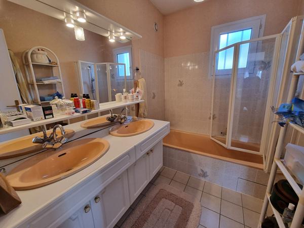 A vendre à BETTON, maison de 148m² habitable, 437m² de parcelle, 4 chambres et un bureau dont une suite parentale au rez-de-chaussée, sous-sol complet