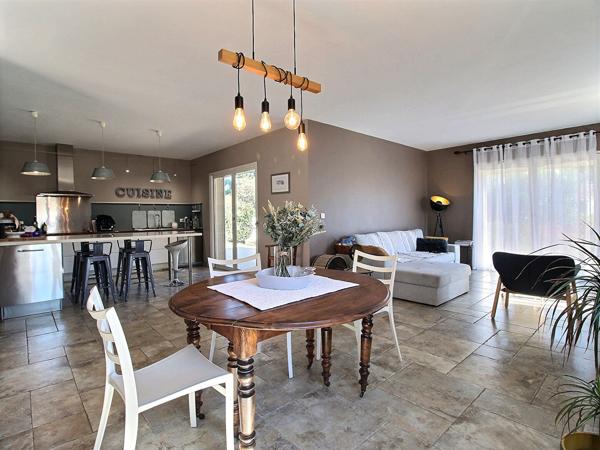 Villa Avignon 6 pièce(s) 155 m2 de plain pied avec piscine et garage sans vis à vis