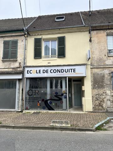 Neuilly-en-Thelle (60530) Maison avec local commercial loué et un appartement à Neuilly-en-Thelle.