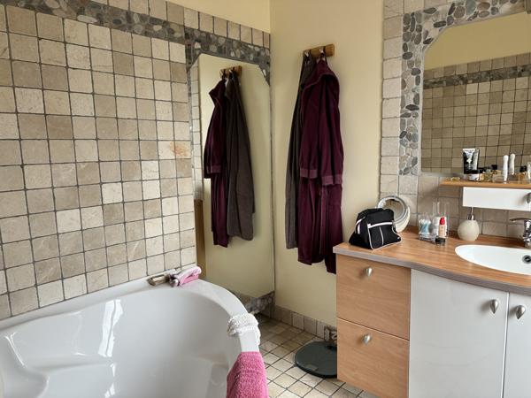 Neuilly-en-Thelle (60530) Maison avec local commercial loué et un appartement à Neuilly-en-Thelle.