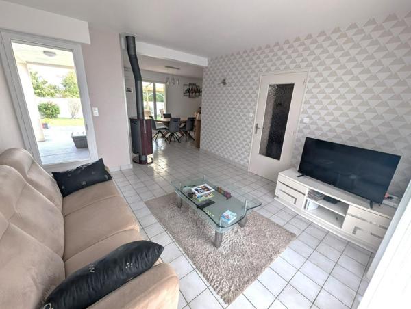 Grande maison composée de 5 chambres sur sous sol et agréable jardin.