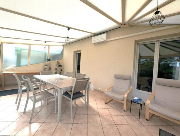 Grande maison composée de 5 chambres sur sous sol et agréable jardin.