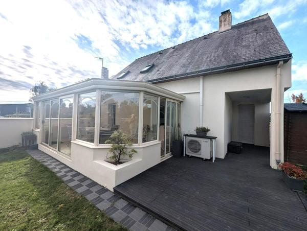 Grande maison composée de 5 chambres sur sous sol et agréable jardin.